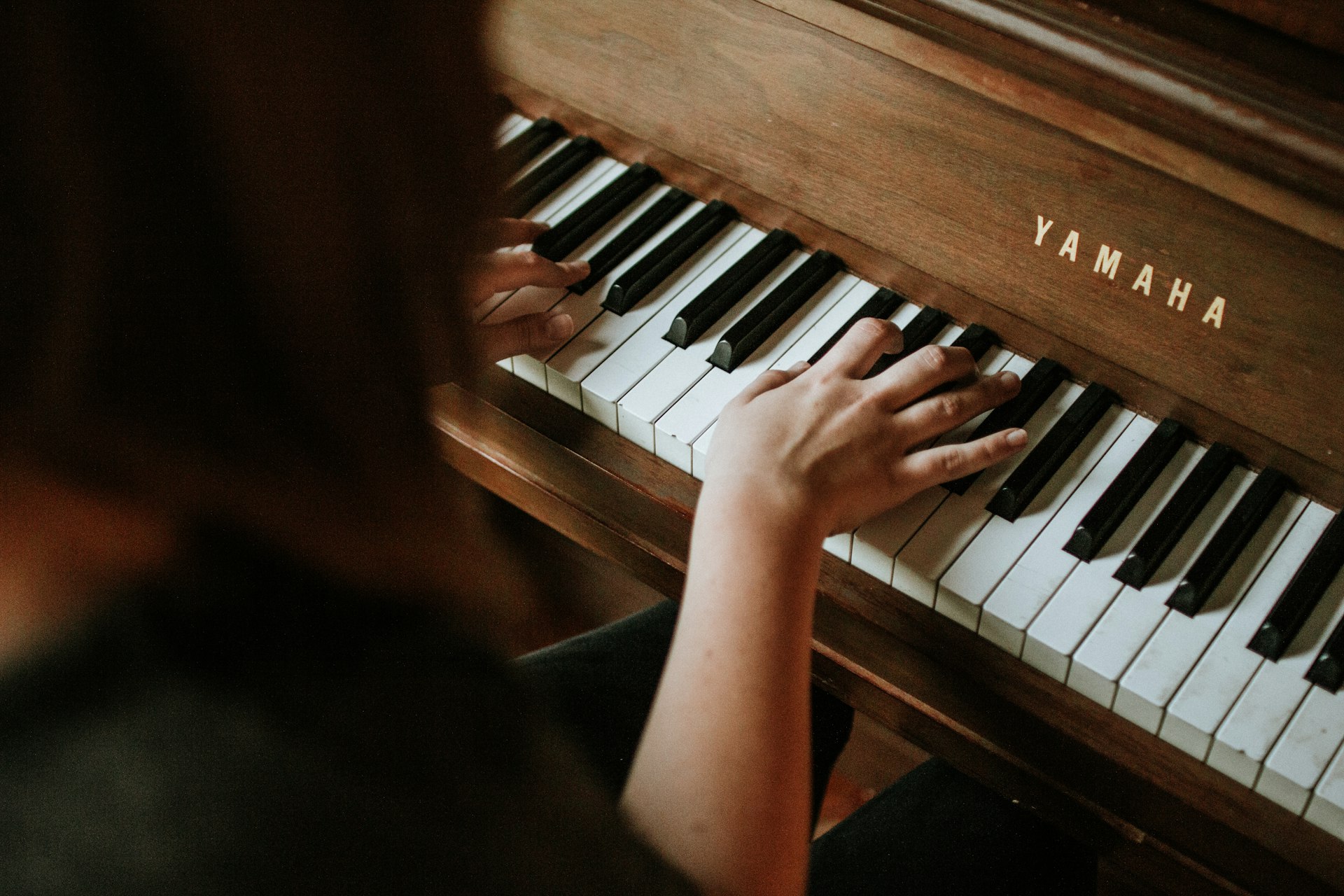 Child taking a private piano lesson in Los Angeles